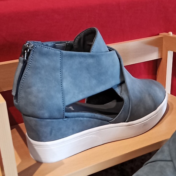 SEENA JC Journee Collection. No Lace Sneaker With Side Cutouts And Wedge Heel. - Picture 4 of 16